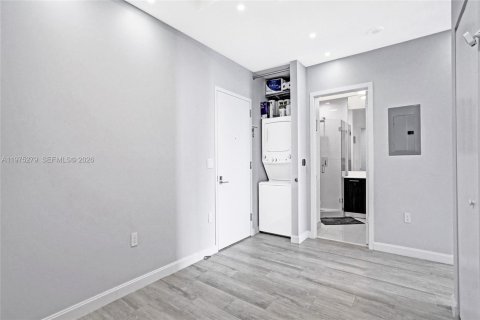 Condo in Miami, Florida, 1 bedroom  № 2041131 - photo 17