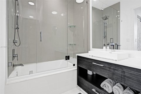 Condo in Miami, Florida, 1 bedroom  № 2041131 - photo 10