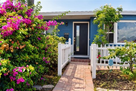 House in Saint Petersburg, Florida 4 bedrooms, 211.91 sq.m. № 2142459