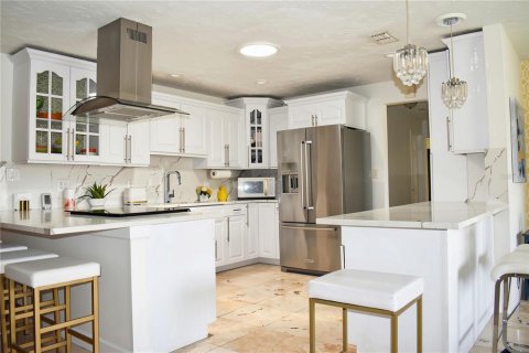 House in Saint Petersburg, Florida 4 bedrooms, 211.91 sq.m. № 2142459 - photo 6