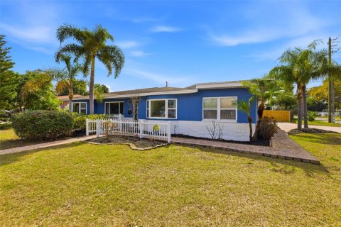 House in Saint Petersburg, Florida 4 bedrooms, 211.91 sq.m. № 2142459 - photo 4