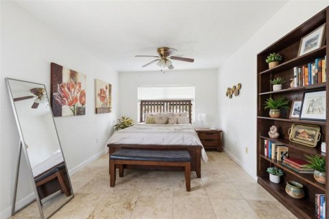 House in Saint Petersburg, Florida 4 bedrooms, 211.91 sq.m. № 2142459 - photo 23