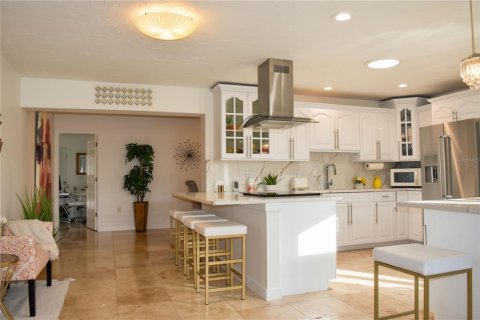 House in Saint Petersburg, Florida 4 bedrooms, 211.91 sq.m. № 2142459 - photo 7