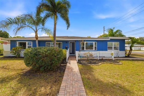 House in Saint Petersburg, Florida 4 bedrooms, 211.91 sq.m. № 2142459 - photo 2