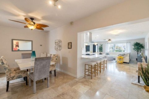 House in Saint Petersburg, Florida 4 bedrooms, 211.91 sq.m. № 2142459 - photo 13