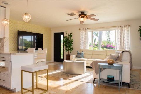 House in Saint Petersburg, Florida 4 bedrooms, 211.91 sq.m. № 2142459 - photo 8
