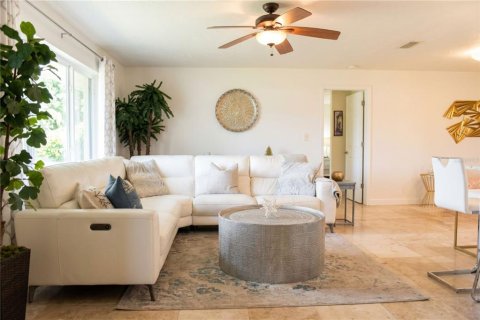 House in Saint Petersburg, Florida 4 bedrooms, 211.91 sq.m. № 2142459 - photo 10