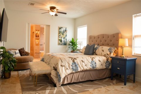 House in Saint Petersburg, Florida 4 bedrooms, 211.91 sq.m. № 2142459 - photo 15