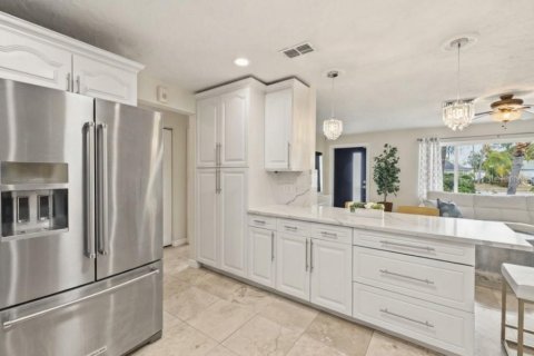 House in Saint Petersburg, Florida 4 bedrooms, 211.91 sq.m. № 2142459 - photo 5