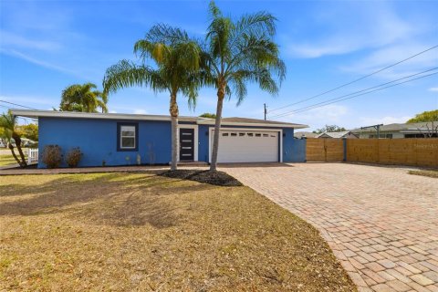 House in Saint Petersburg, Florida 4 bedrooms, 211.91 sq.m. № 2142459 - photo 3