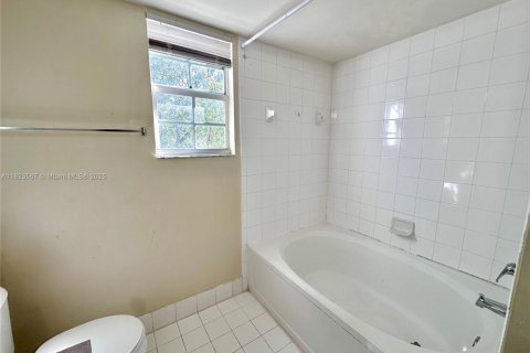 Condo in Pembroke Pines, Florida, 2 bedrooms  № 1798882 - photo 19