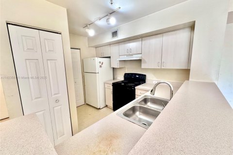 Condo in Pembroke Pines, Florida, 2 bedrooms  № 1798882 - photo 7