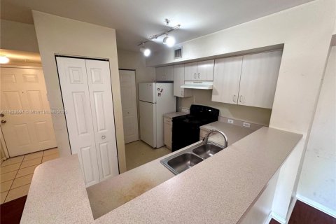 Condo in Pembroke Pines, Florida, 2 bedrooms  № 1798882 - photo 9