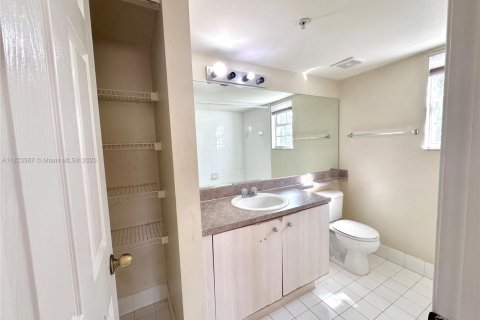 Condo in Pembroke Pines, Florida, 2 bedrooms  № 1798882 - photo 18