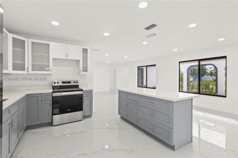 Villa ou maison à louer à Pembroke Pines, Floride: 3 chambres, 164.99 m2 № 1996183 - photo 3