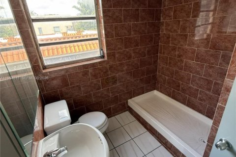 Apartamento en alquiler en Miami, Florida, 2 dormitorios, 90.58 m2 № 2026129 - foto 8