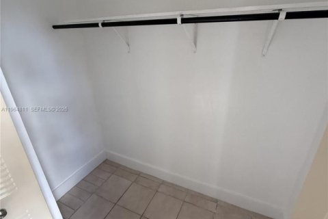 Apartamento en alquiler en Miami, Florida, 2 dormitorios, 90.58 m2 № 2026129 - foto 12