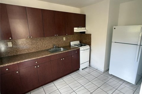 Apartamento en alquiler en Miami, Florida, 2 dormitorios, 90.58 m2 № 2026129 - foto 2