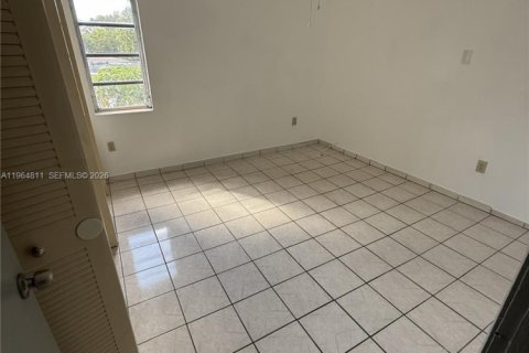 Apartamento en alquiler en Miami, Florida, 2 dormitorios, 90.58 m2 № 2026129 - foto 11