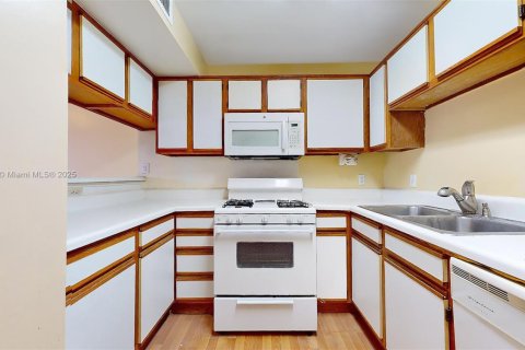 Condo in Miami, Florida, 1 bedroom  № 1880175 - photo 9