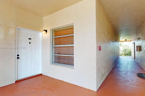 Condo in Miami, Florida, 1 bedroom  № 1880175 - photo 18