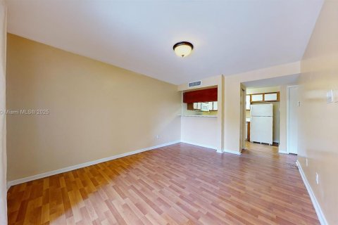 Condo in Miami, Florida, 1 bedroom  № 1880175 - photo 7