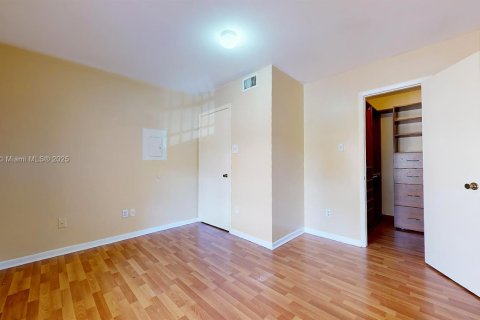 Condo in Miami, Florida, 1 bedroom  № 1880175 - photo 17