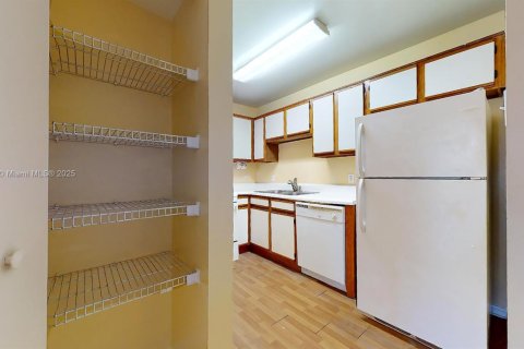 Condo in Miami, Florida, 1 bedroom  № 1880175 - photo 11