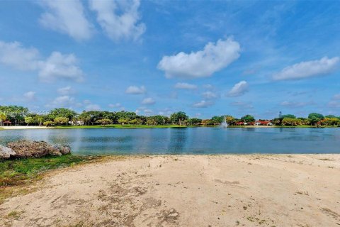 Condo in Miami, Florida, 1 bedroom  № 1880175 - photo 3