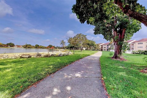 Condo in Miami, Florida, 1 bedroom  № 1880175 - photo 2