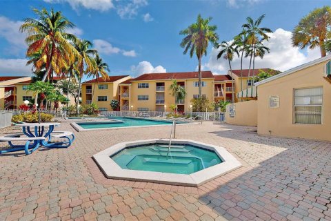 Condo in Miami, Florida, 1 bedroom  № 1880175 - photo 4