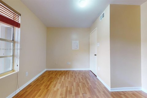 Condo in Miami, Florida, 1 bedroom  № 1880175 - photo 15