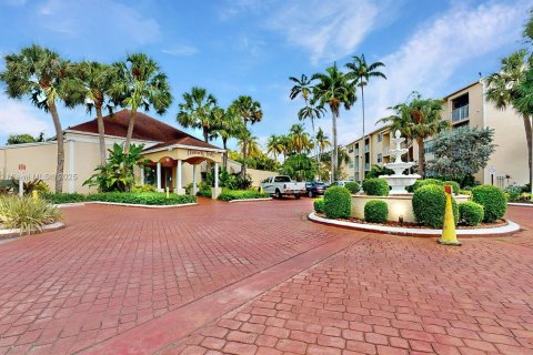 Condo in Miami, Florida, 1 bedroom  № 1880175 - photo 1