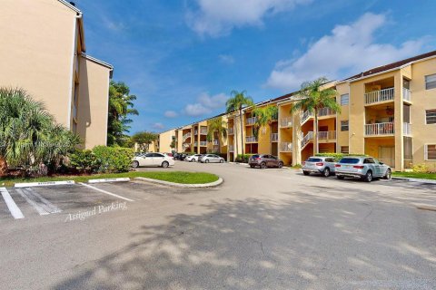 Condo in Miami, Florida, 1 bedroom  № 1880175 - photo 25