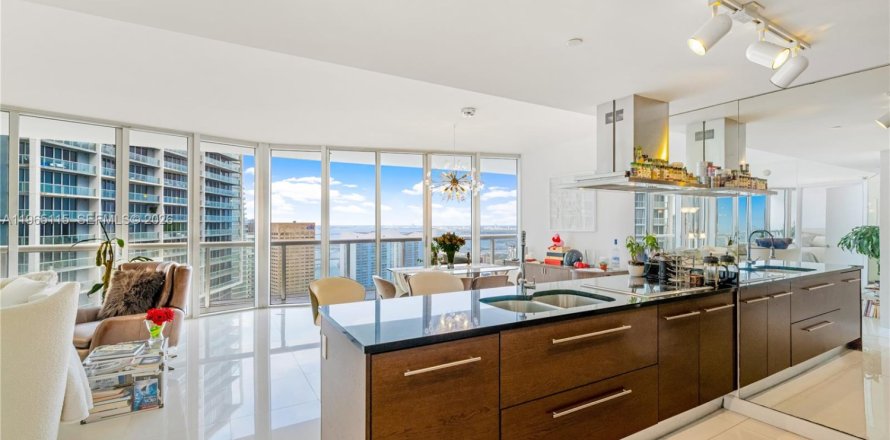 Condominio en Miami, Florida, 2 dormitorios № 2026897