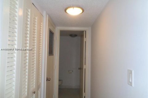 Condominio en alquiler en Coral Springs, Florida, 1 dormitorio, 77.57 m2 № 2010379 - foto 9