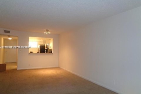 Condominio en alquiler en Coral Springs, Florida, 1 dormitorio, 77.57 m2 № 2010379 - foto 2