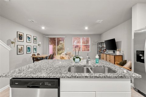 Townhouse in Brandon, Florida 3 bedrooms, 141.68 sq.m. № 2341611 - photo 13