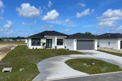 House in Cape Coral, Florida 4 bedrooms, 154.87 sq.m. № 1737665 - photo 1