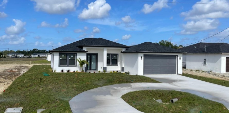 House in Cape Coral, Florida 4 bedrooms, 154.87 sq.m. № 1737665