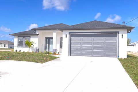 House in Cape Coral, Florida 4 bedrooms, 154.87 sq.m. № 1737665 - photo 5