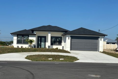 House in Cape Coral, Florida 4 bedrooms, 154.87 sq.m. № 1737665 - photo 13