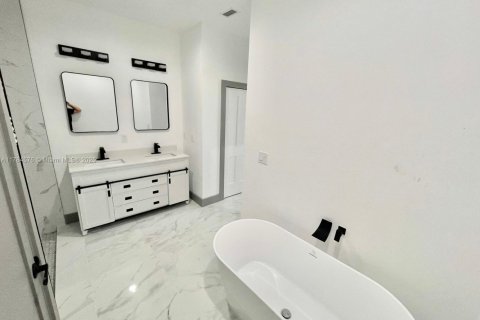 House in Cape Coral, Florida 4 bedrooms, 154.87 sq.m. № 1737665 - photo 10