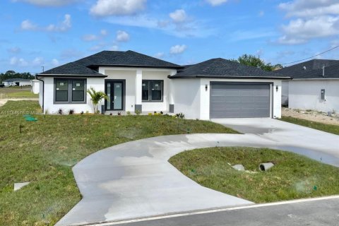 House in Cape Coral, Florida 4 bedrooms, 154.87 sq.m. № 1737665 - photo 12