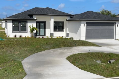 House in Cape Coral, Florida 4 bedrooms, 154.87 sq.m. № 1737665 - photo 3