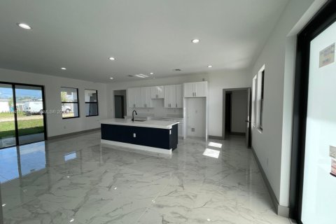 House in Cape Coral, Florida 4 bedrooms, 154.87 sq.m. № 1737665 - photo 8