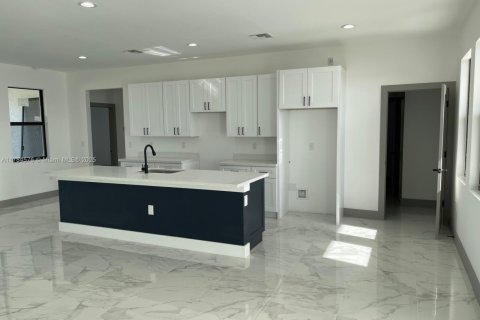 House in Cape Coral, Florida 4 bedrooms, 154.87 sq.m. № 1737665 - photo 9