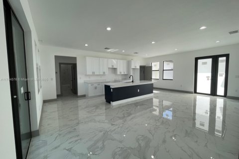House in Cape Coral, Florida 4 bedrooms, 154.87 sq.m. № 1737665 - photo 7