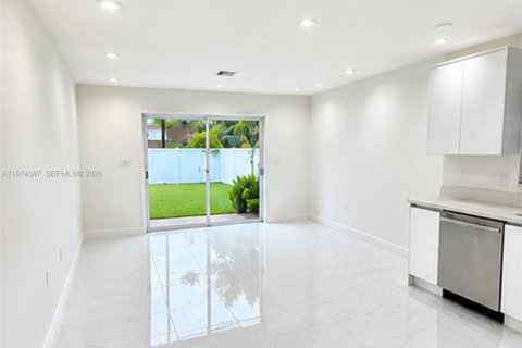 Villa ou maison à louer à Miami, Floride: 4 chambres, 139.35 m2 № 2263865 - photo 3