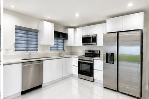 Villa ou maison à louer à Miami, Floride: 4 chambres, 139.35 m2 № 2263865 - photo 2
